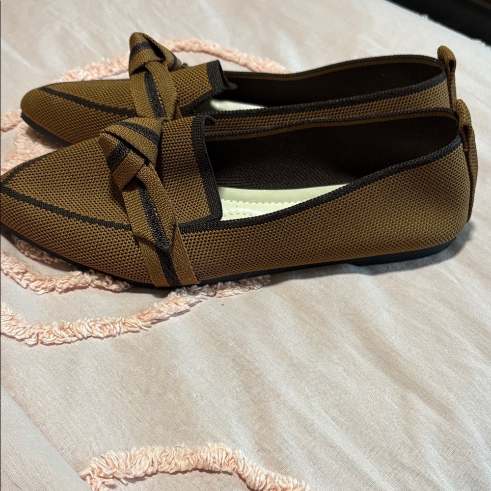 Elegant Brown Loafers with Black Accents - Picture 7 of 7